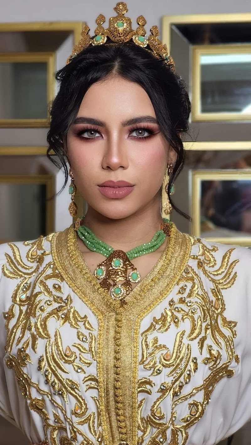 Hasnaa zine Make-up artist